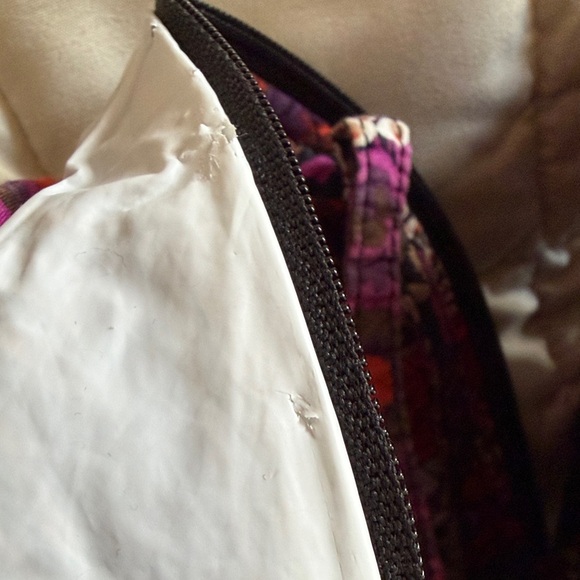 Vera Bradley floral Bag with White Wipeable Lining - Picture 13 of 13